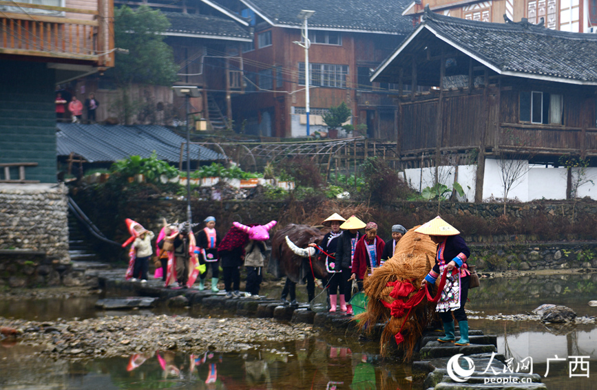 村民在开展“春牛”巡游祈福活动。 