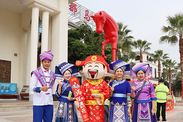 那馬服務區同步啟動“情滿旅途”志願服務活動。甘發焱攝