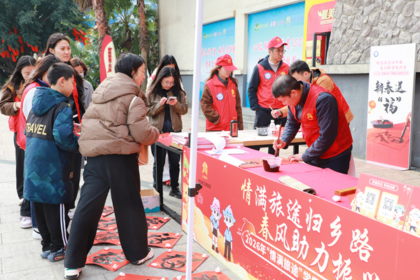 書法老師在欽州西服務區為司乘人員寫“福”字。劉艷艷攝