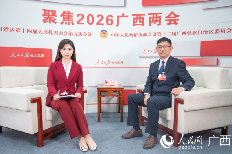 殷晓春委员（右）接受人民网专访。人民网记者 严立政摄