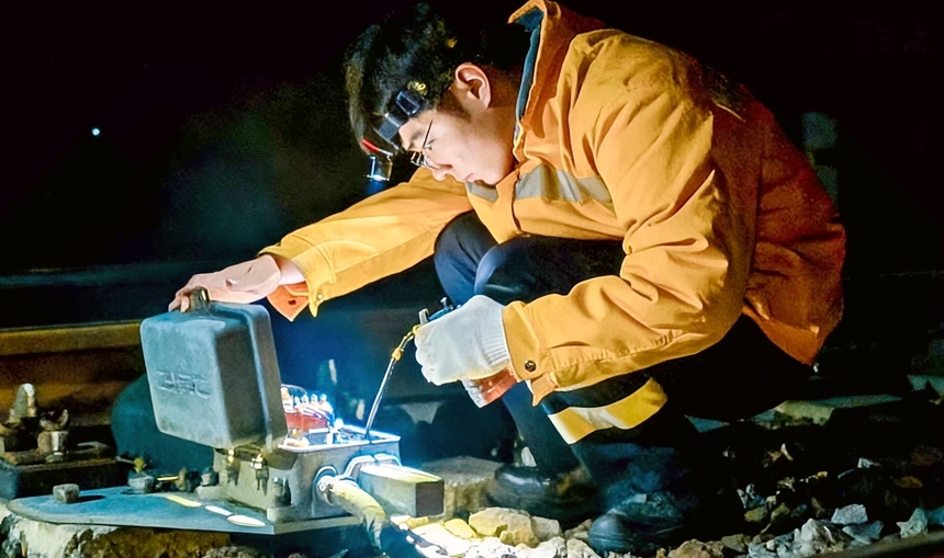 作業人員在根竹站對道岔轉轍機開展春運保障修。梁杜預攝