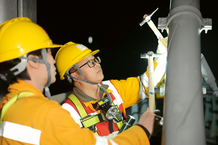 作業人員對南珠高鐵南玉段鐵百合郁江特大橋進行巡檢。李鈺丹攝