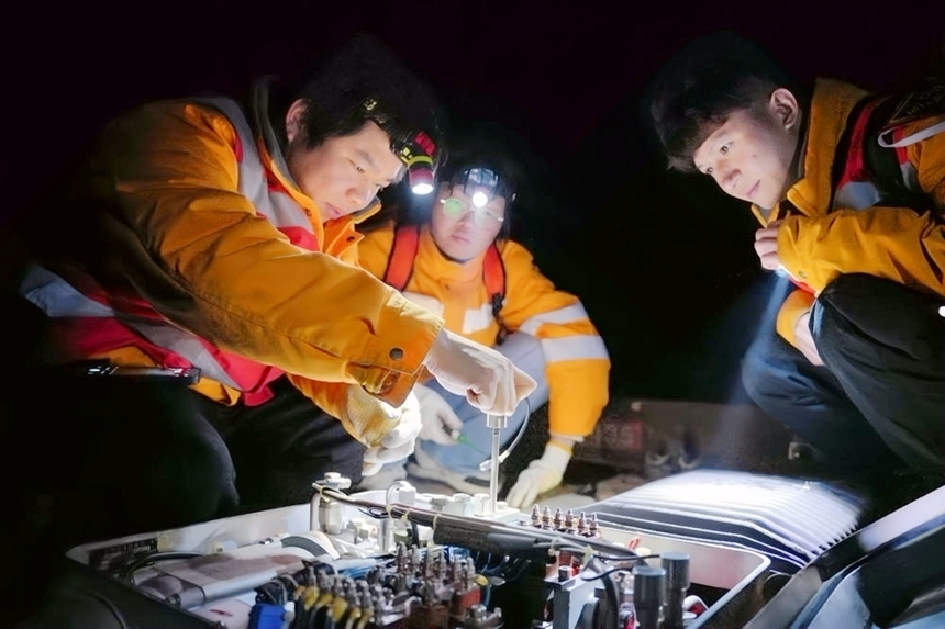 作業人員在柳南客專五塘站內針開展信號設備巡視克缺作業。吳東霖攝