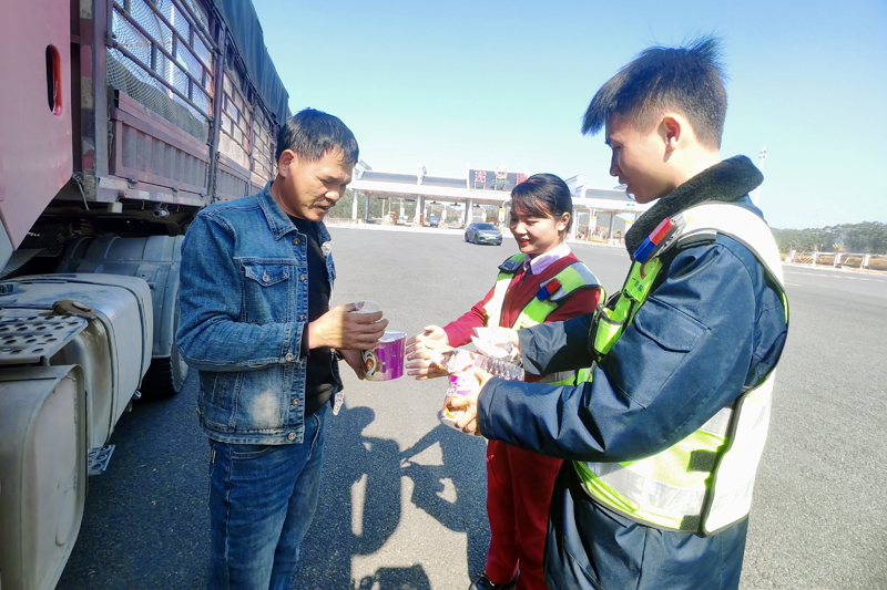 为司乘送上食品。陈庆通摄