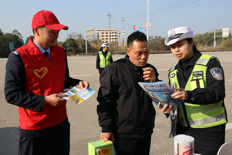 为司乘讲解安全出行知识。李玉华摄