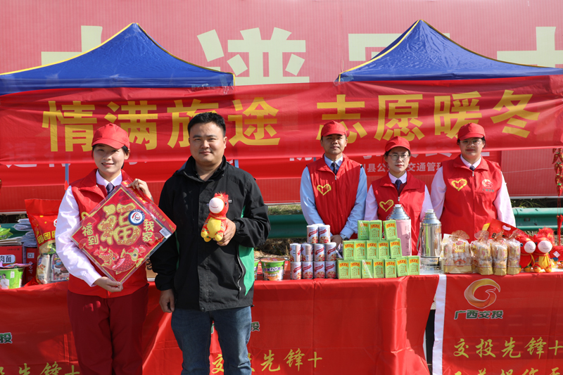 司乘合影留念。李玉华摄