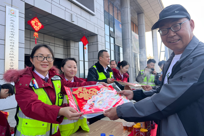 为司乘送上“福”字贴。刘建成摄
