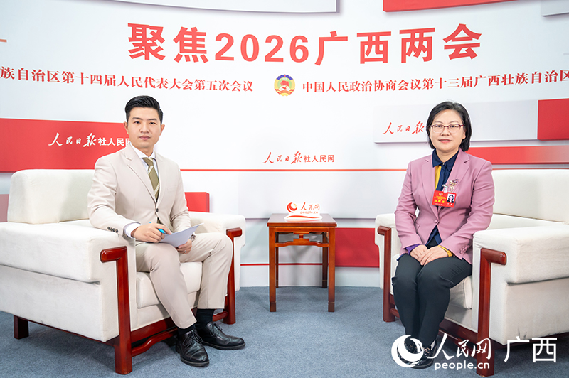 许瑾委员(右)接受专访。人民网记者 严立政摄