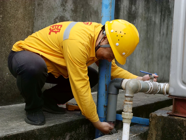 彭春林在檢查處理后的水體。鐘文君攝