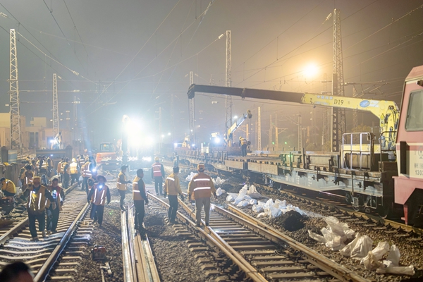 道岔旧钢轨拆装现场。黄舞杰摄
