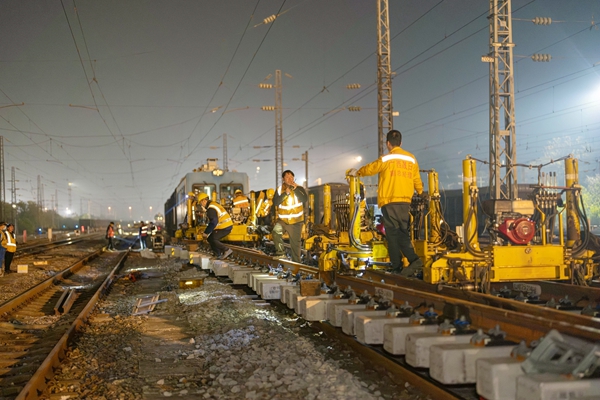 作業人員調試新道岔。黃舞杰攝