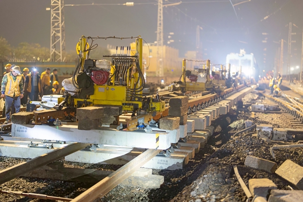 正在由轨道车推进中的新道岔岔排。黄舞杰摄