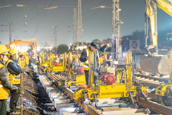 作业人员在指挥道岔横移。黄舞杰摄