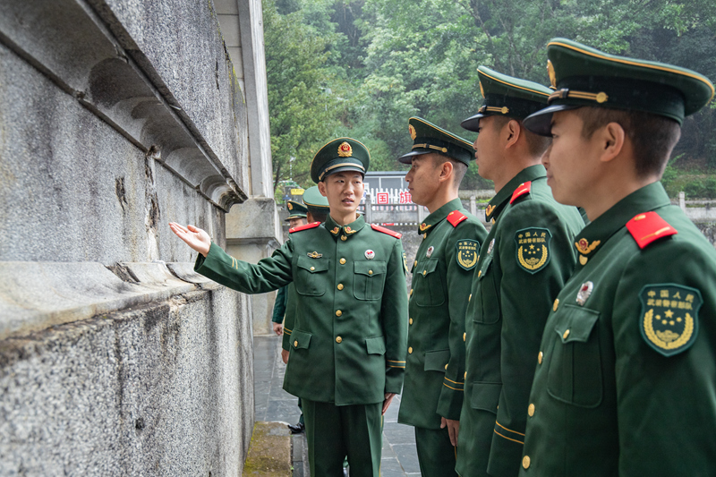 新兵们了解城墙弹孔历史。李章禄摄