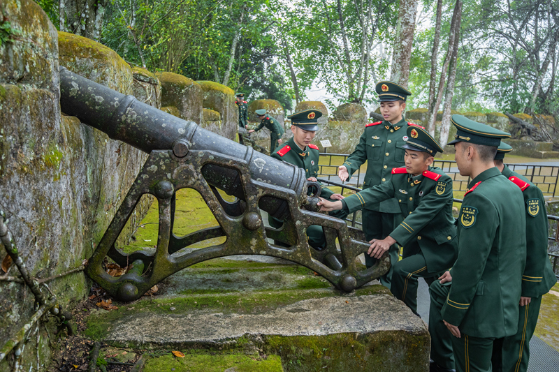 新兵们触摸历史古炮台。杜思念摄