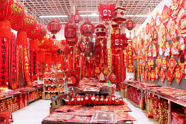 年货店铺换上“红装”。韦新娜摄