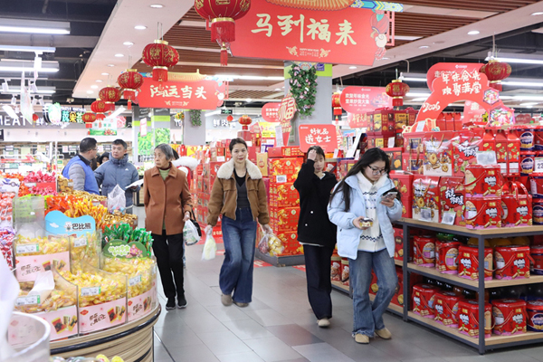 商超年味氛围浓厚。韦新娜摄