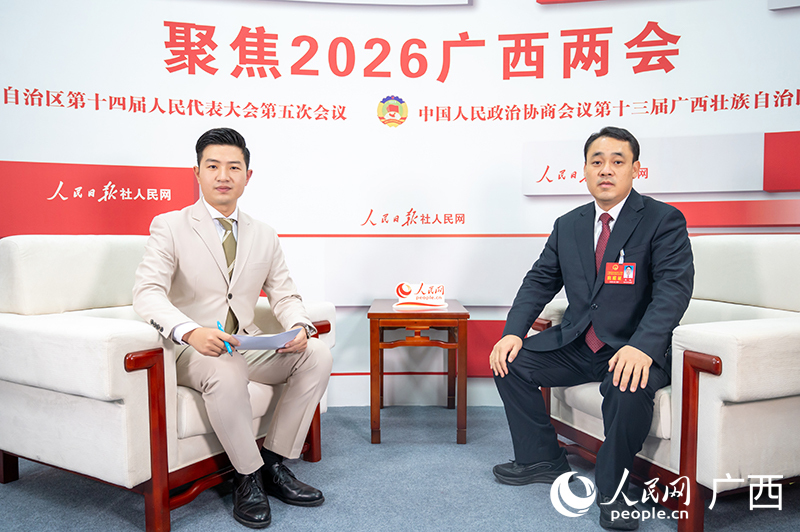 周诚代表(右)接受专访。人民网记者 严立政摄