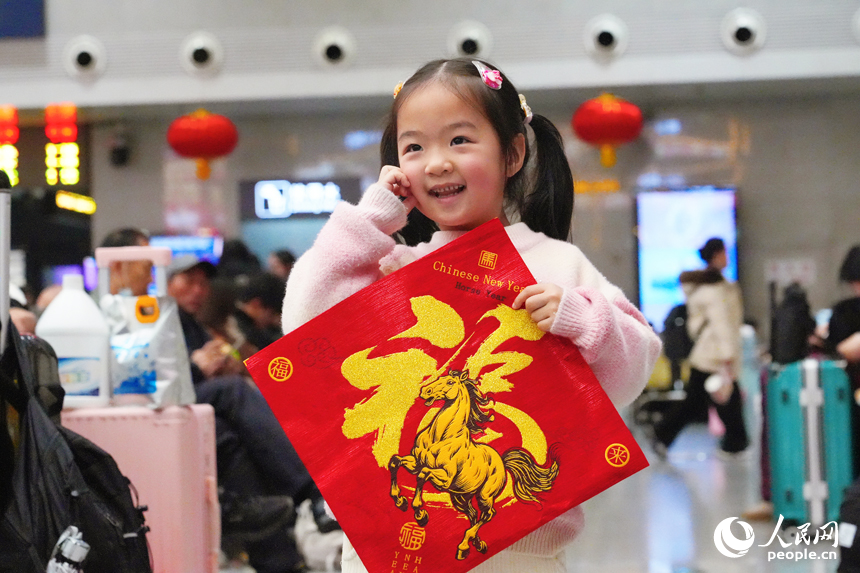 孩子脸上洋溢着回家的喜悦。毛思远摄