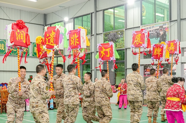 官兵體驗非遺牌燈巡游。賴治華攝