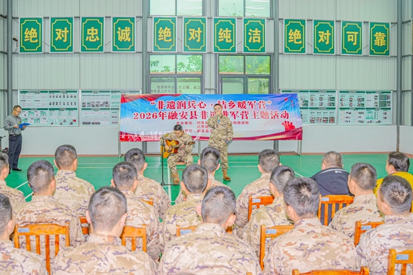 官兵吉他彈唱。賴治華攝