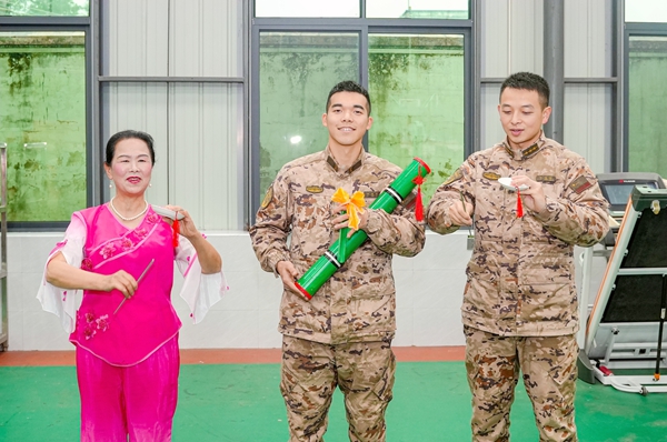 官兵體驗非遺項目。賴治華攝