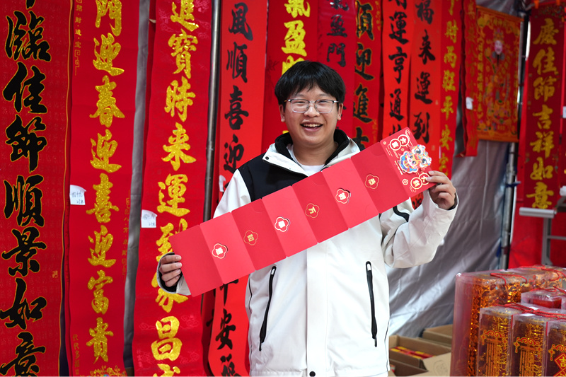 巴马：春节将至装饰用品走俏年货市场(图2)