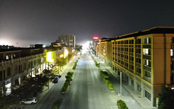 重新亮化后的港口區企沙鎮德城大道。企沙鎮黨政辦供圖