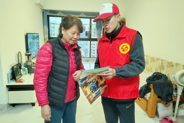 开展宣传活动。龙浩摄