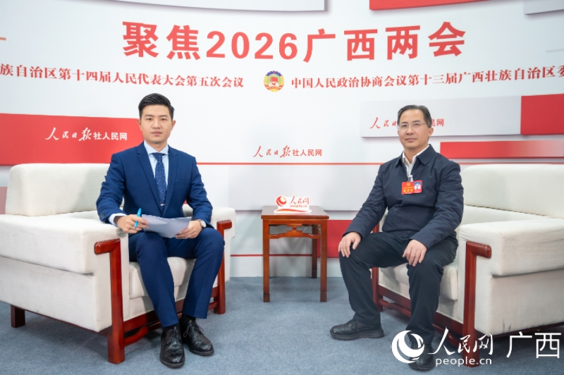吴国军代表（右）接受人民网专访。人民网记者 严立政摄