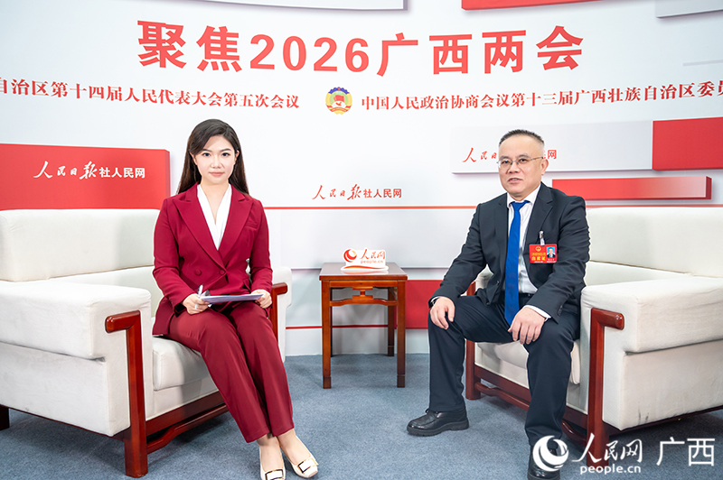 桂忠才代表(右)接受专访。人民网记者 严立政摄