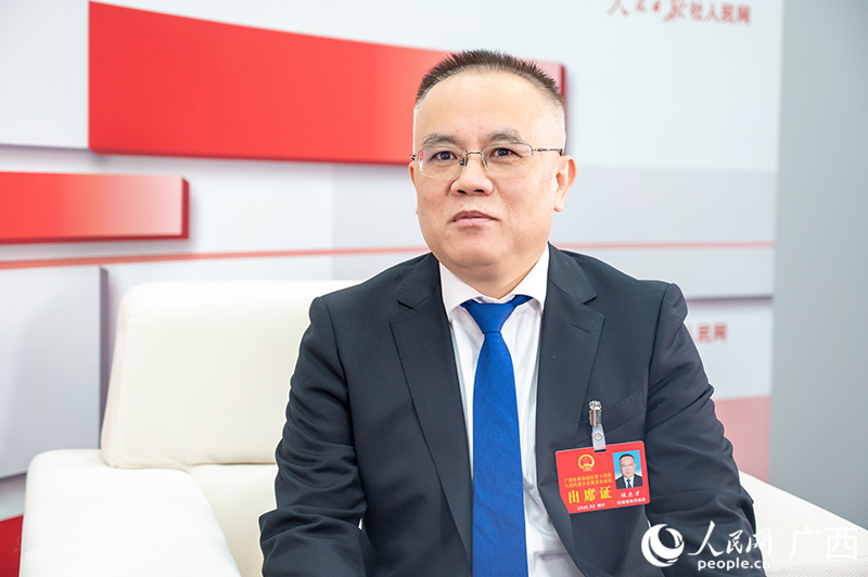 桂忠才代表(右)接受专访。人民网记者 严立政摄