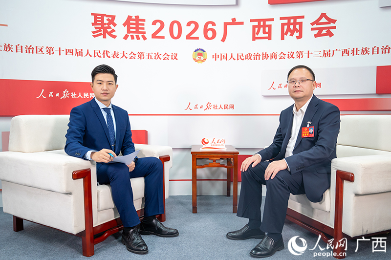 黄俊代表(右)接受专访。人民网记者 严立政摄
