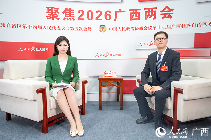 欧树和代表(右)接受专访。人民网记者 严立政摄