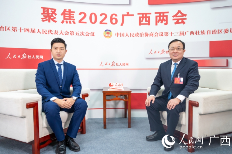唐标文代表(右)接受人民网专访。人民网记者 严立政摄