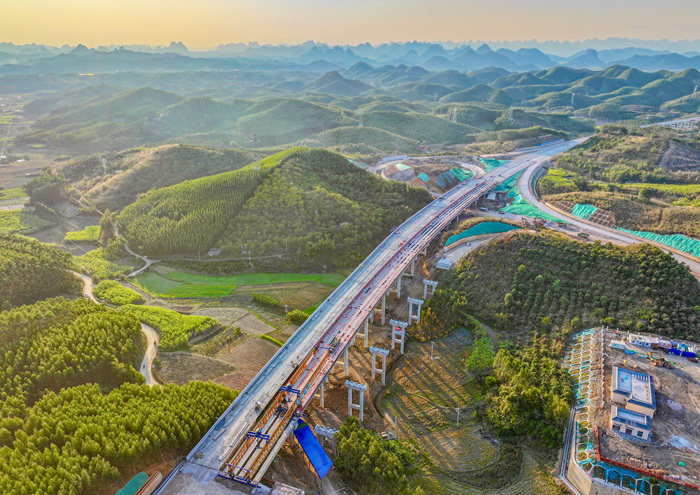 羅鹿高速第3標段項目林科大橋全幅貫通 。中國一冶供圖