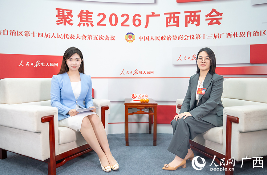 賴園園代表(右)接受專訪。人民網記者 嚴立政攝