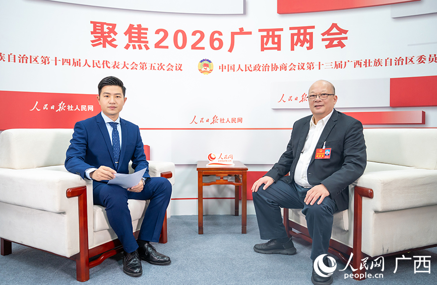 姚佐平代表（右）接受专访。人民网记者 严立政摄