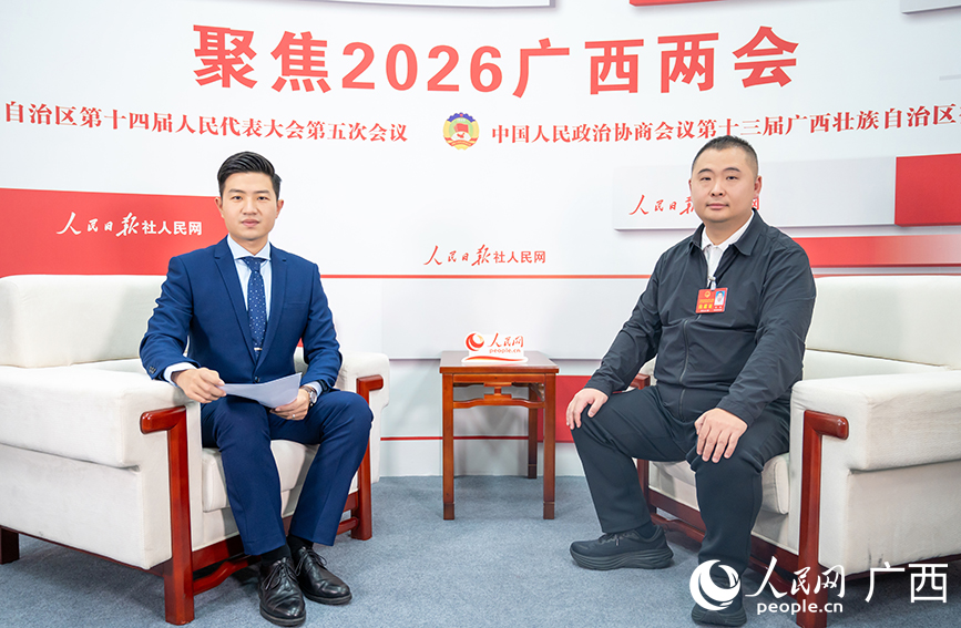 肖源代表（右）接受專訪。人民網記者 嚴立政攝