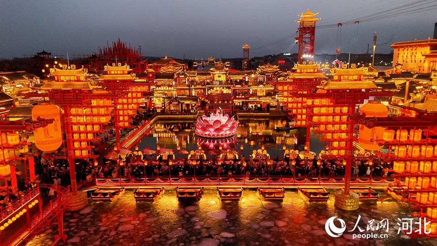 河头老街游人如织