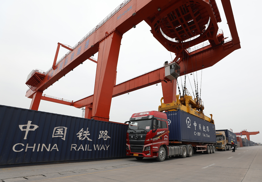龙门吊准备将海关查验通过的集装箱吊装至中越班列上。李歆怡摄