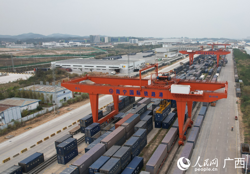 南宁国际铁路港内正在进行中越班列装车作业。人民网记者 王勇摄