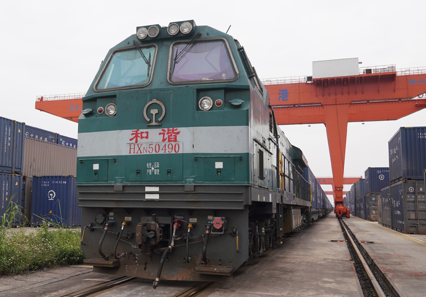 载着饮料、调味品等中国年货的中越跨境班列准备启程。徐子伦摄