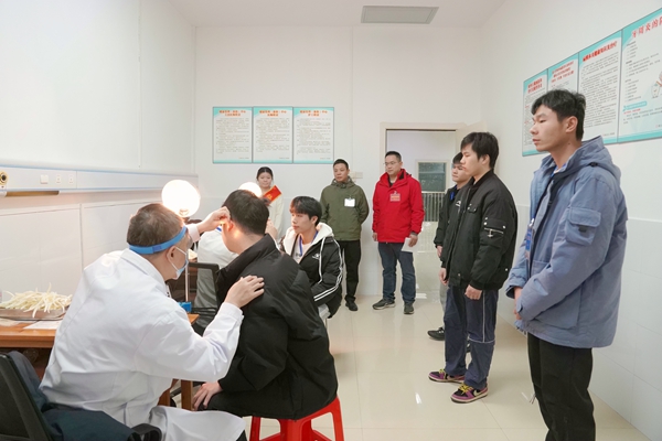 征兵體檢現場。卓芊余攝