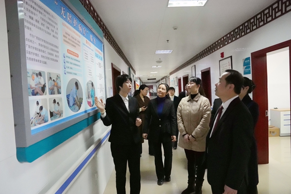 工作人員介紹“無陪護”服務。岑記華攝