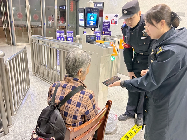 谭婷婷帮助老人与其女儿对话。吕宁摄