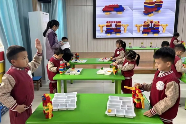 容县幼儿园机器人拼搭挑战赛深受孩子喜欢。