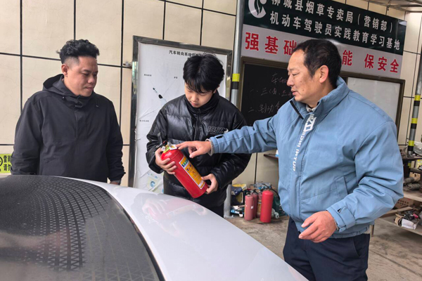 安全员在向员工讲解车辆火灾扑救知识。胡坚强摄