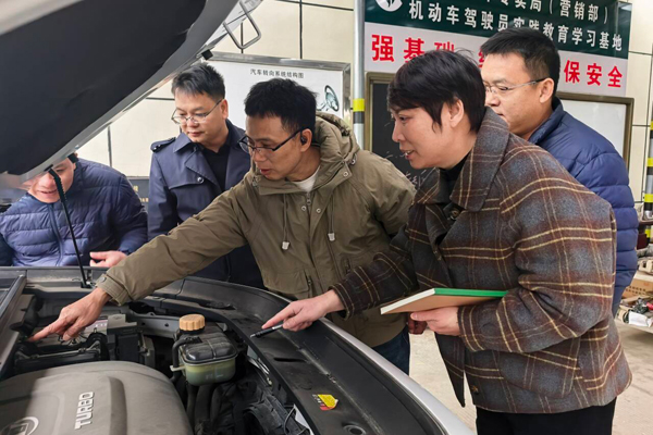 技术骨干在向员工讲解车辆维护知识。黄敏华摄