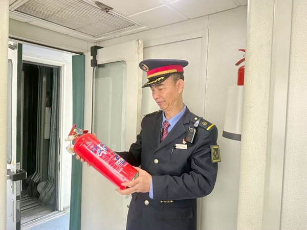 列車長楊光杰檢查列車安全設備設施。梁金柳攝